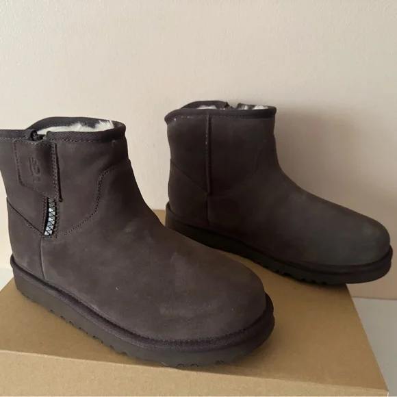 UGG Adri Classic Mini Suede Fur Lined Zip Boot. Boy. Girl. Unisex. Size: 4 - Picture 7 of 12